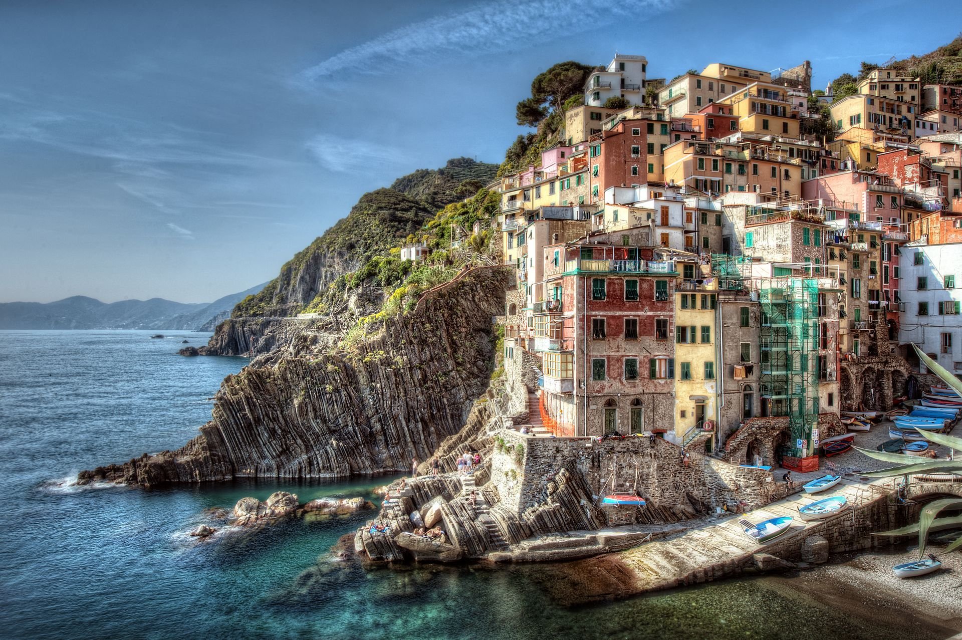 riomaggiore italien küste landschaft gebäude felsen boote meer