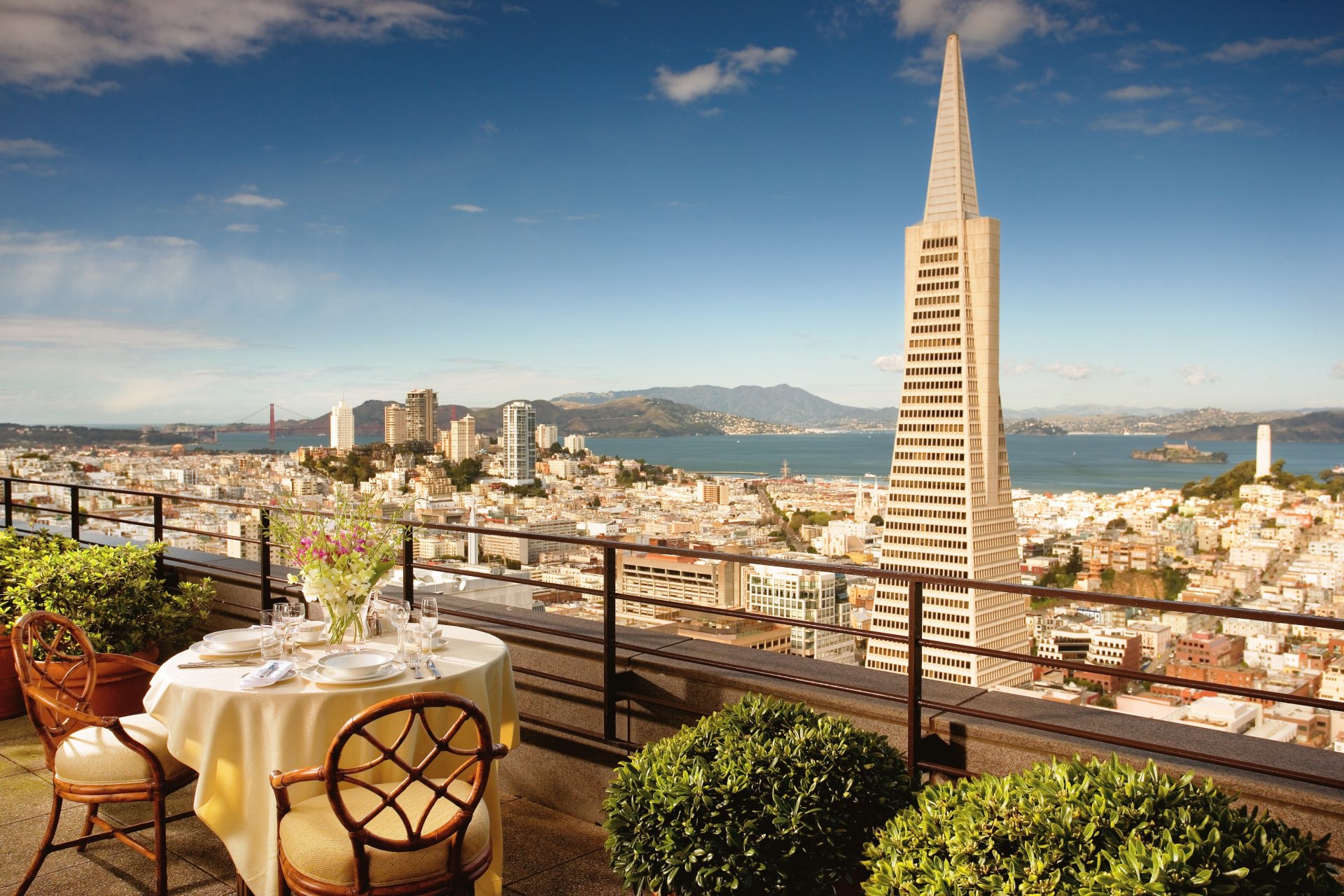 san francisco californie états-unis balcon table chaises fleurs