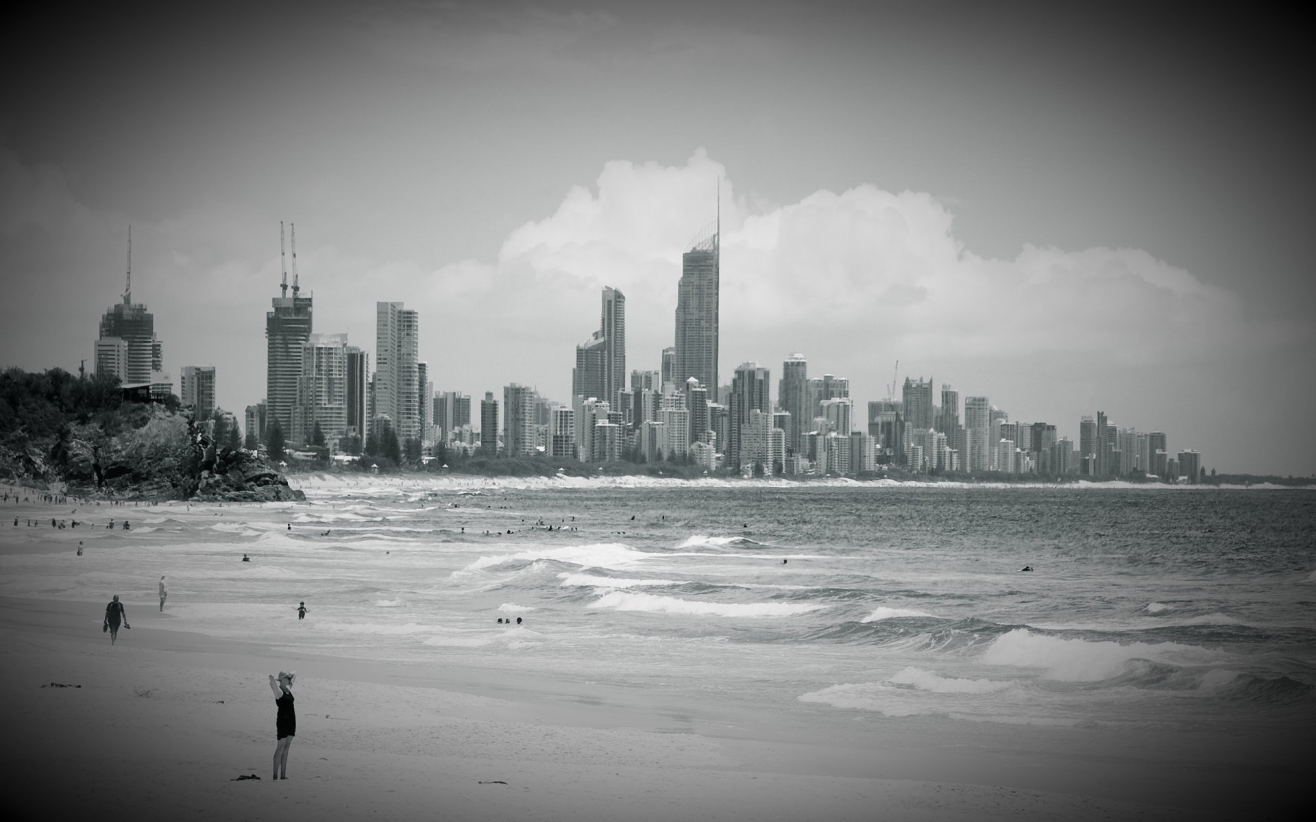 città spiaggia edifici grattacieli cielo nuvole acqua oceano onde persone nuotare paradiso per i surfisti