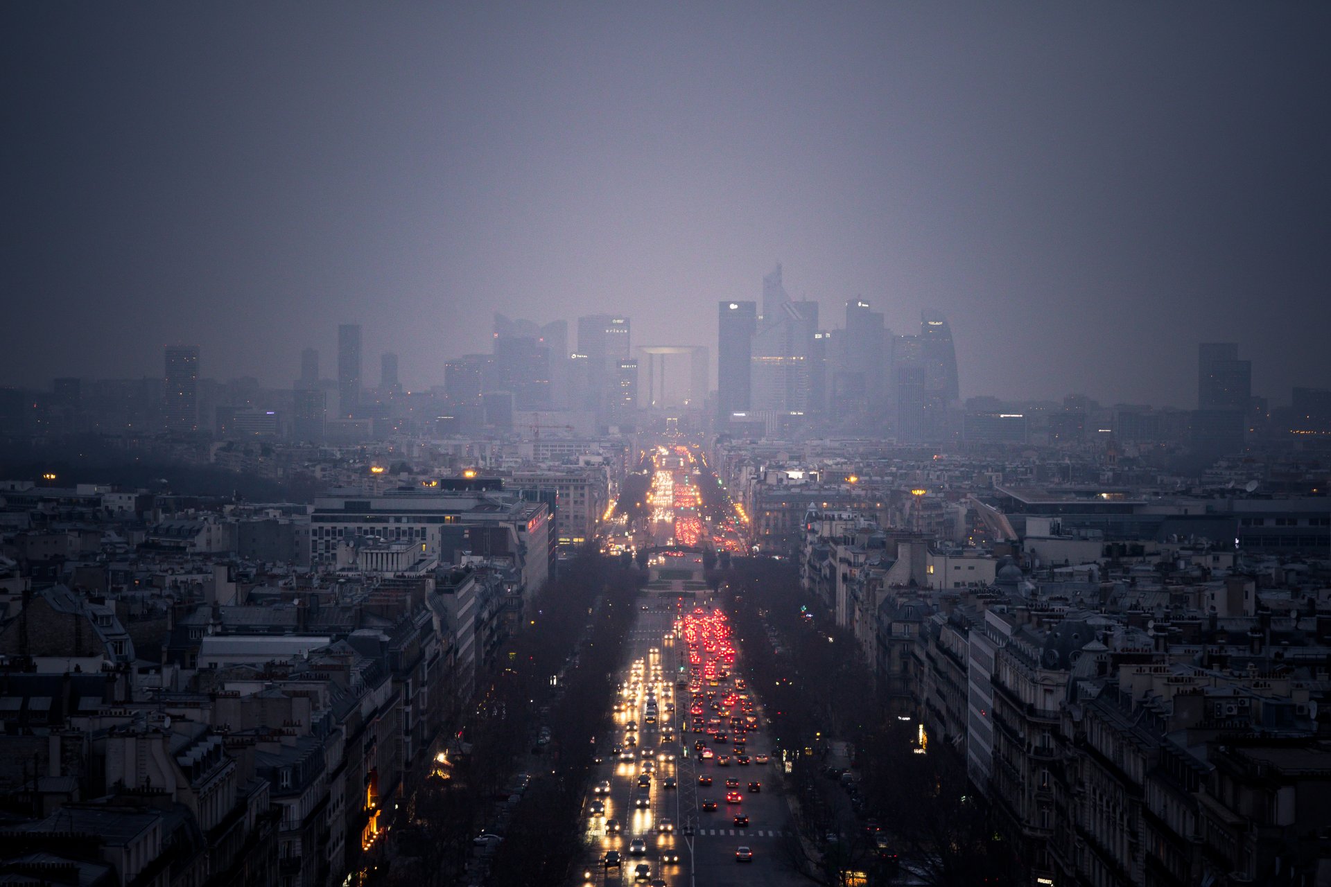 stadt wolkenkratzer wolken bewölkt regen straße autos lichter paris. blick auf das viertel la défense