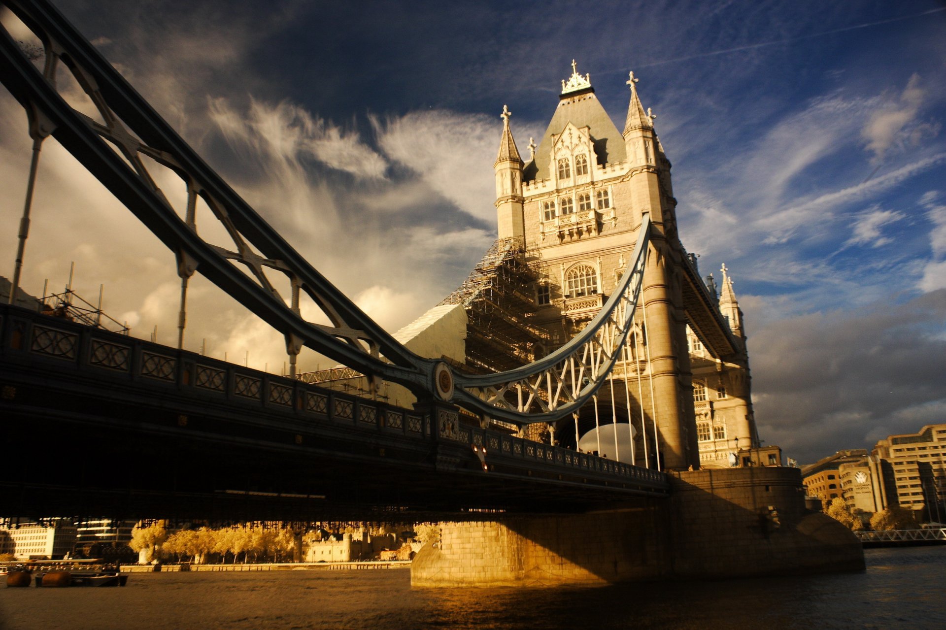 inglaterra towerbridge puente foto río cielo nubes