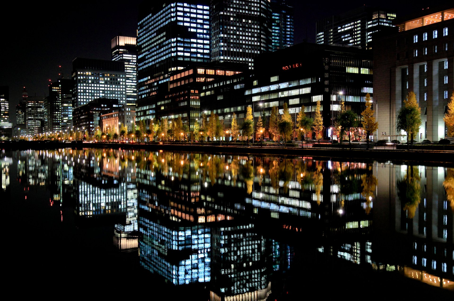 ciudad japón noche luces reflexión