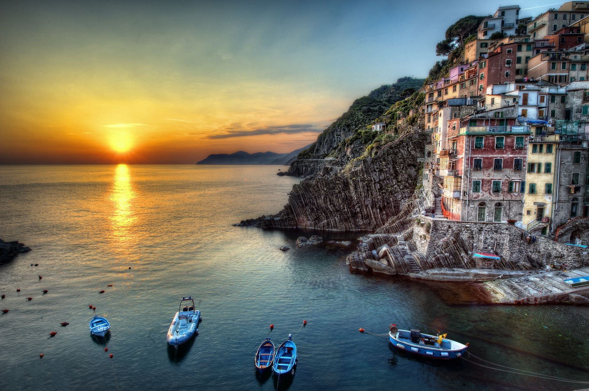 riomaggiore italia mare rocce case tramonto sole barche