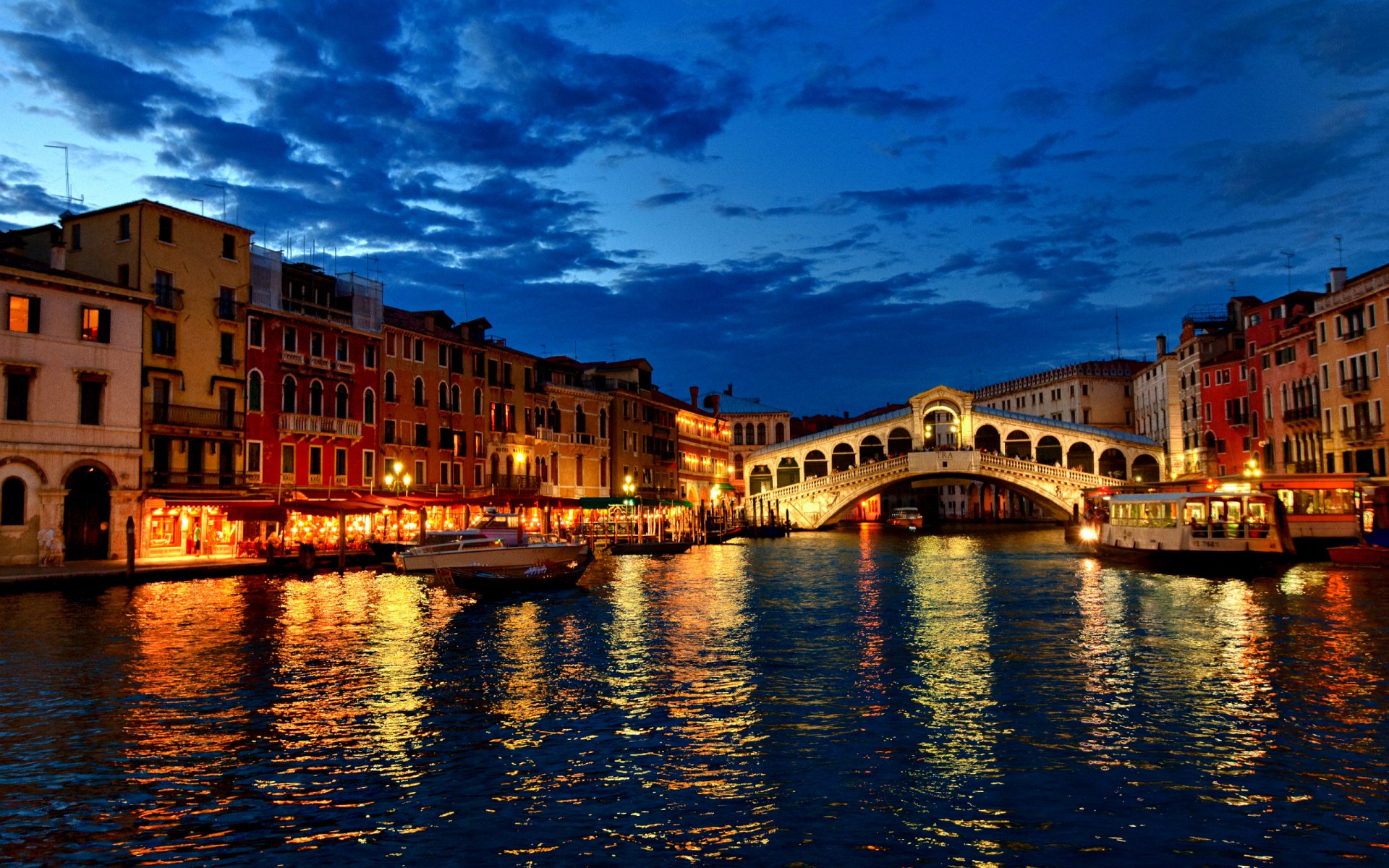 venise canal gondoles bateaux soirée lumières maisons nuages italie