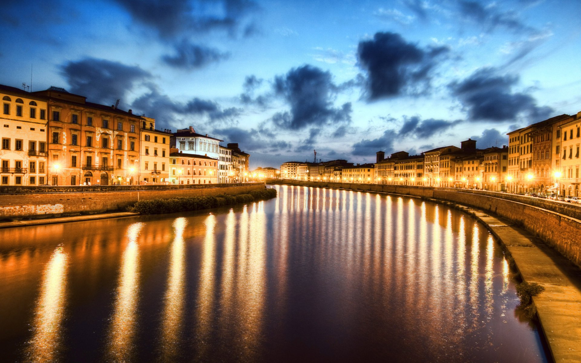 italia pisa río arno noche