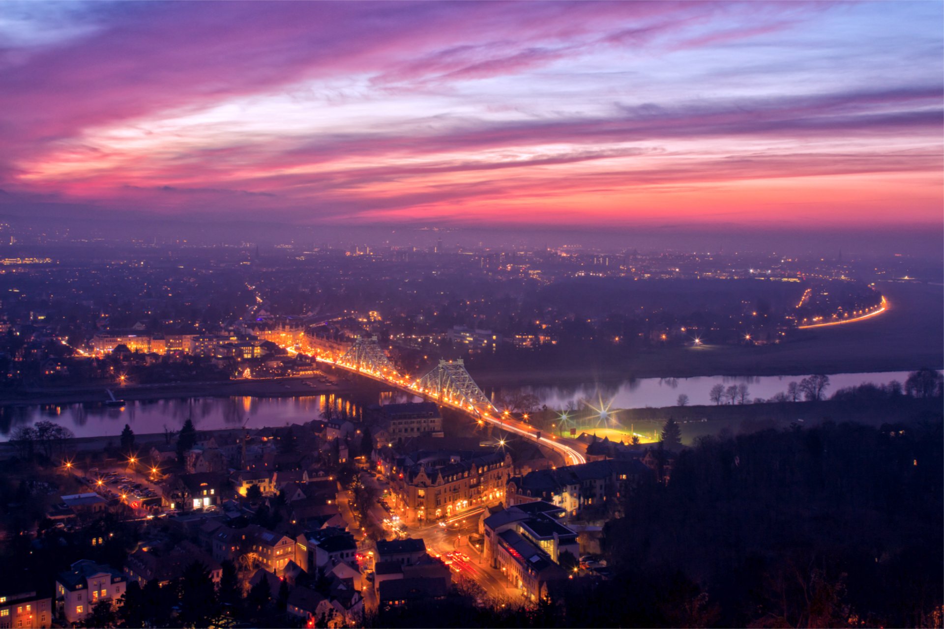 germania dresda ponte illuminazione luci fiume elba sera arancione tramonto vista altitudine panorama