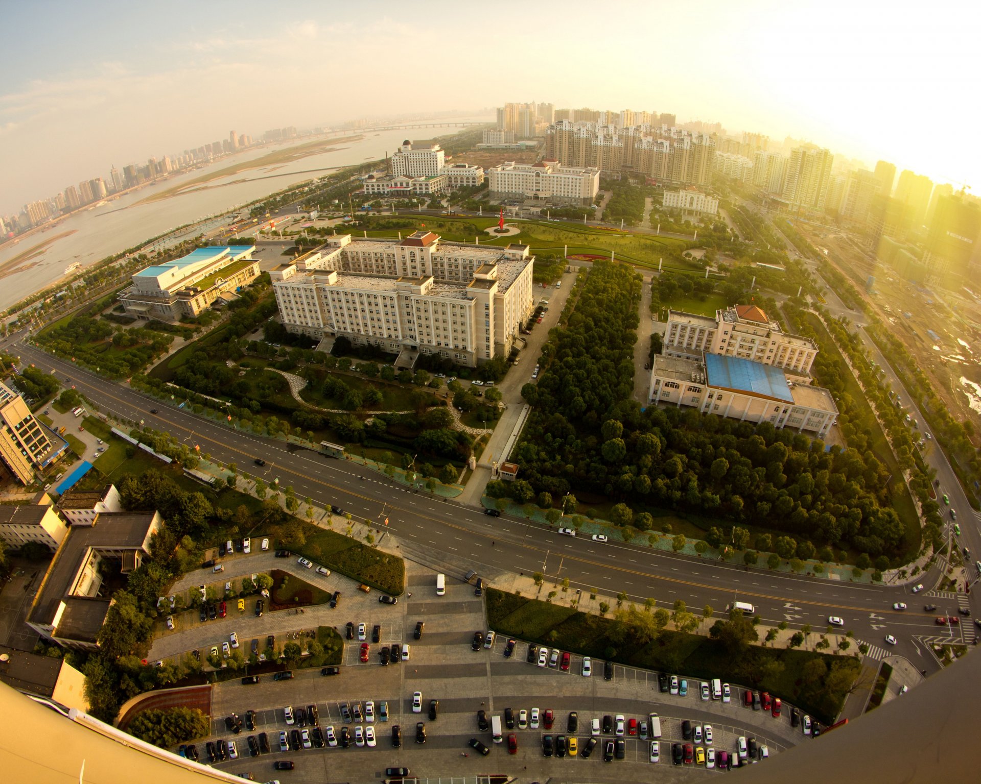 migliore vista città paesaggio altezza edificio panorama edifici edifici strada auto sole orizzonte