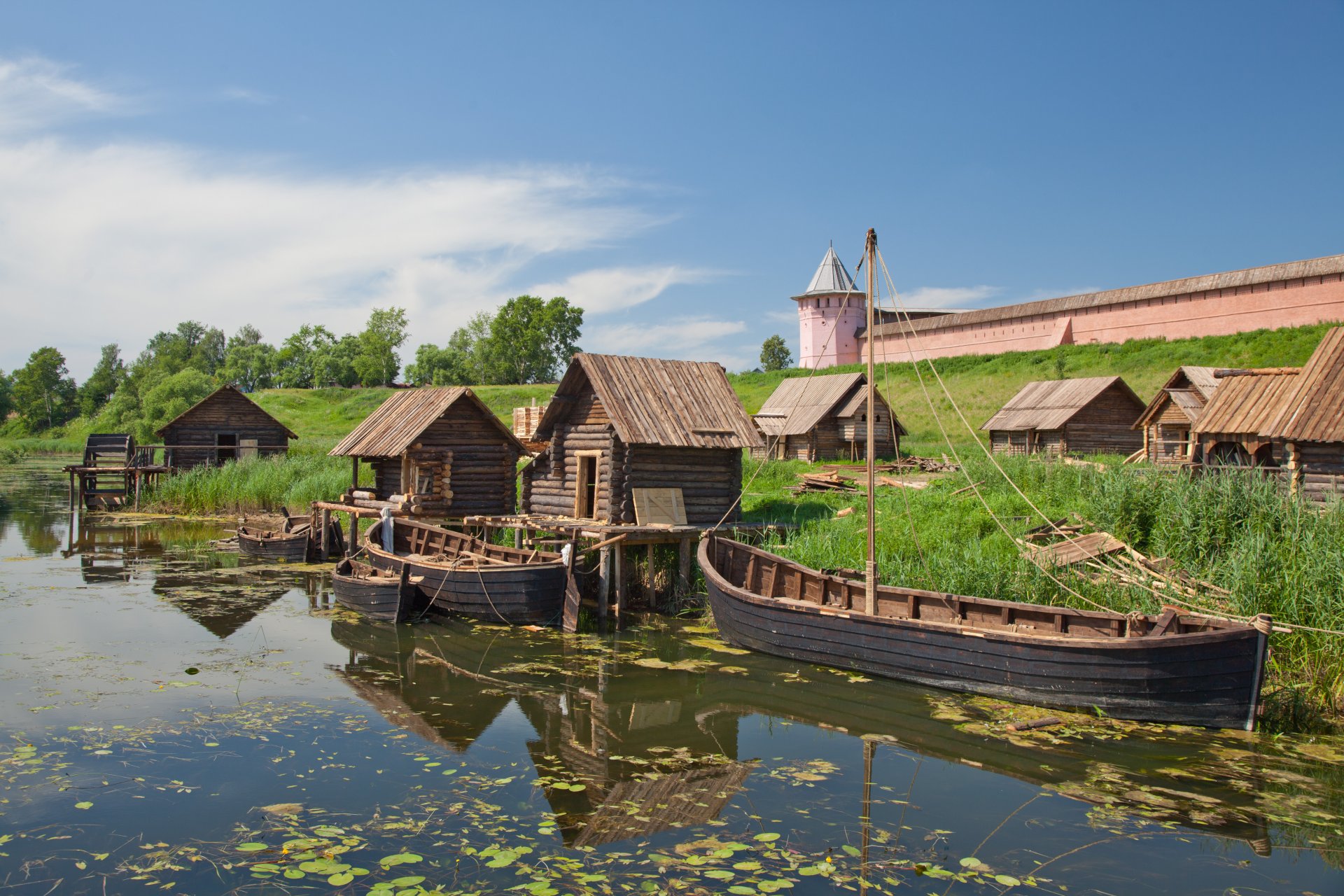 souzdal région de vladimir rivière kamenka kremlin tour ville-réserve bateaux en bois maisons papier peint