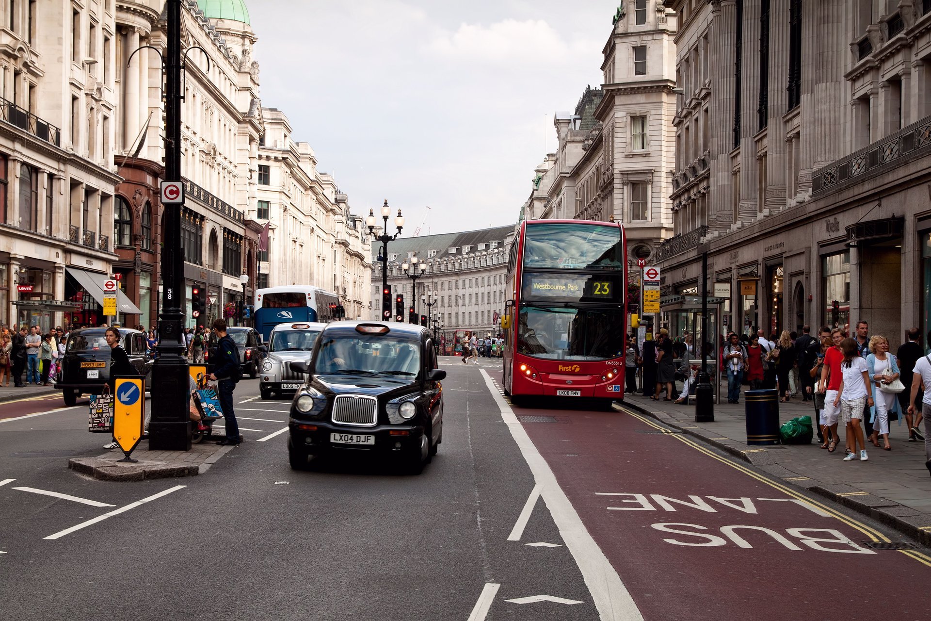 inglaterra calle parada de autobús londres tráfico autobús parada personas edificios arquitectura