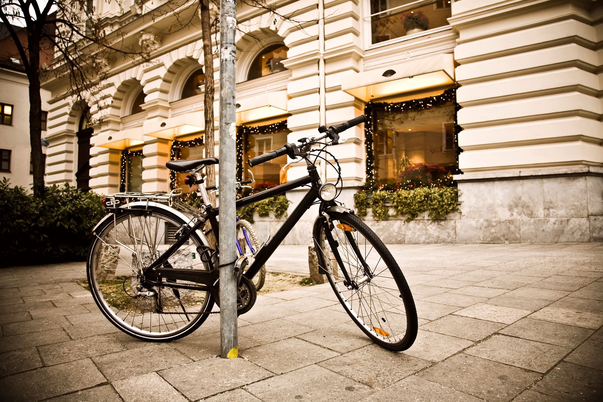 bicicletta strada marciapiede vetrine