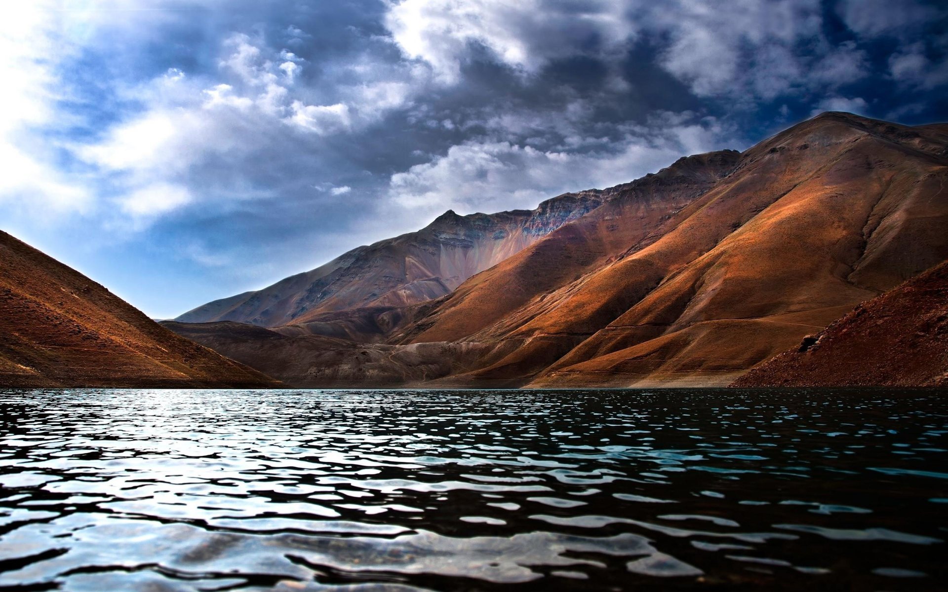 lago rocas agua cielo montañas