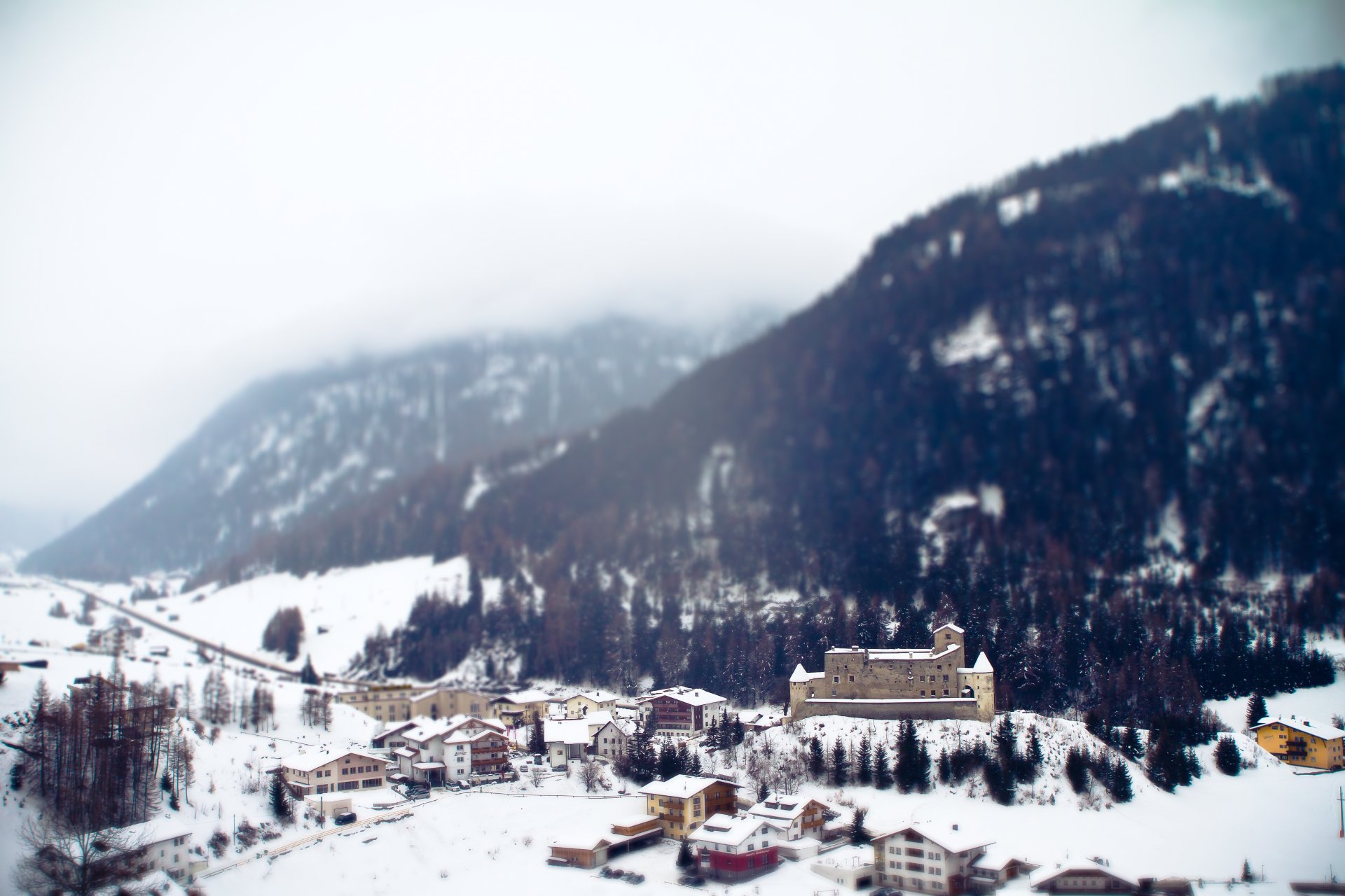 ville station balnéaire montagnes alpes neige hiver tilt-shift