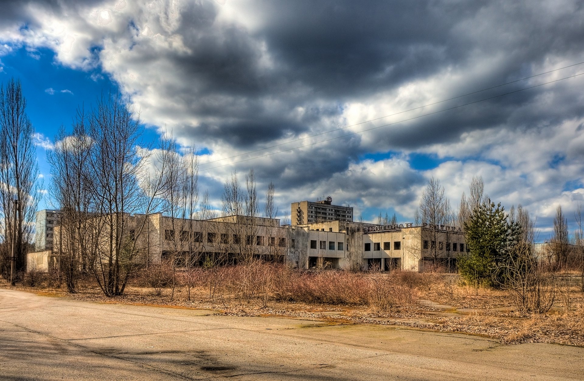 pripyat carretera arbustos edificio