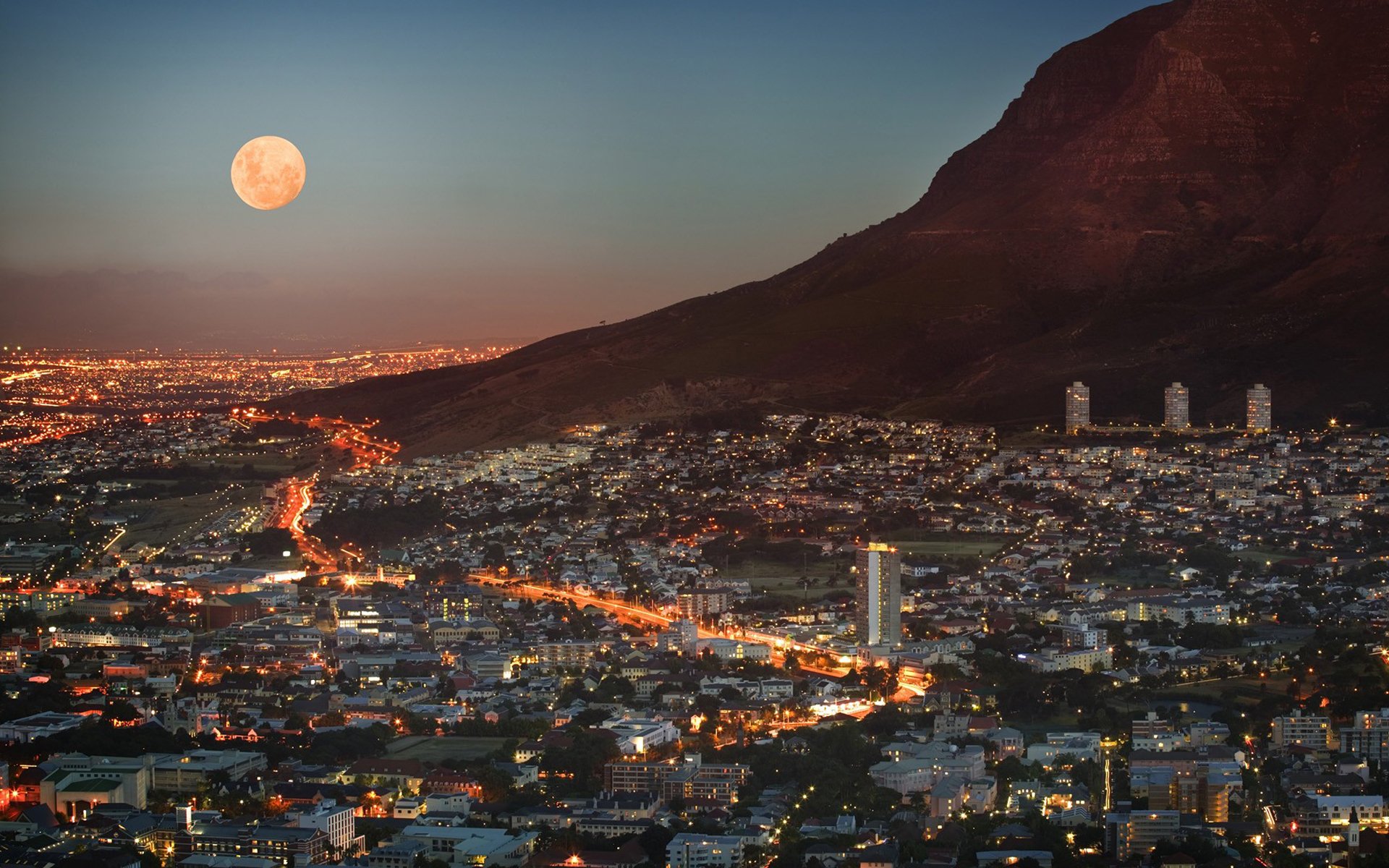 südafrika kapstadt rsa metropole wolkenkratzer häuser licht lichter dämmerung himmel mond berg panorama ansicht höhe