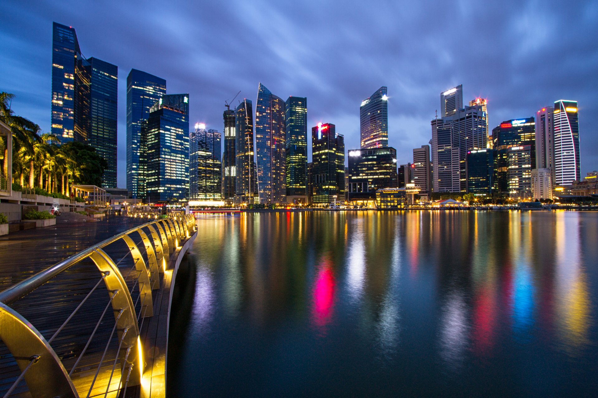 malezja singapur miasto-państwo metropolia drapacze chmur noc światła podświetlenie niebieski niebo most promenada cieśnina