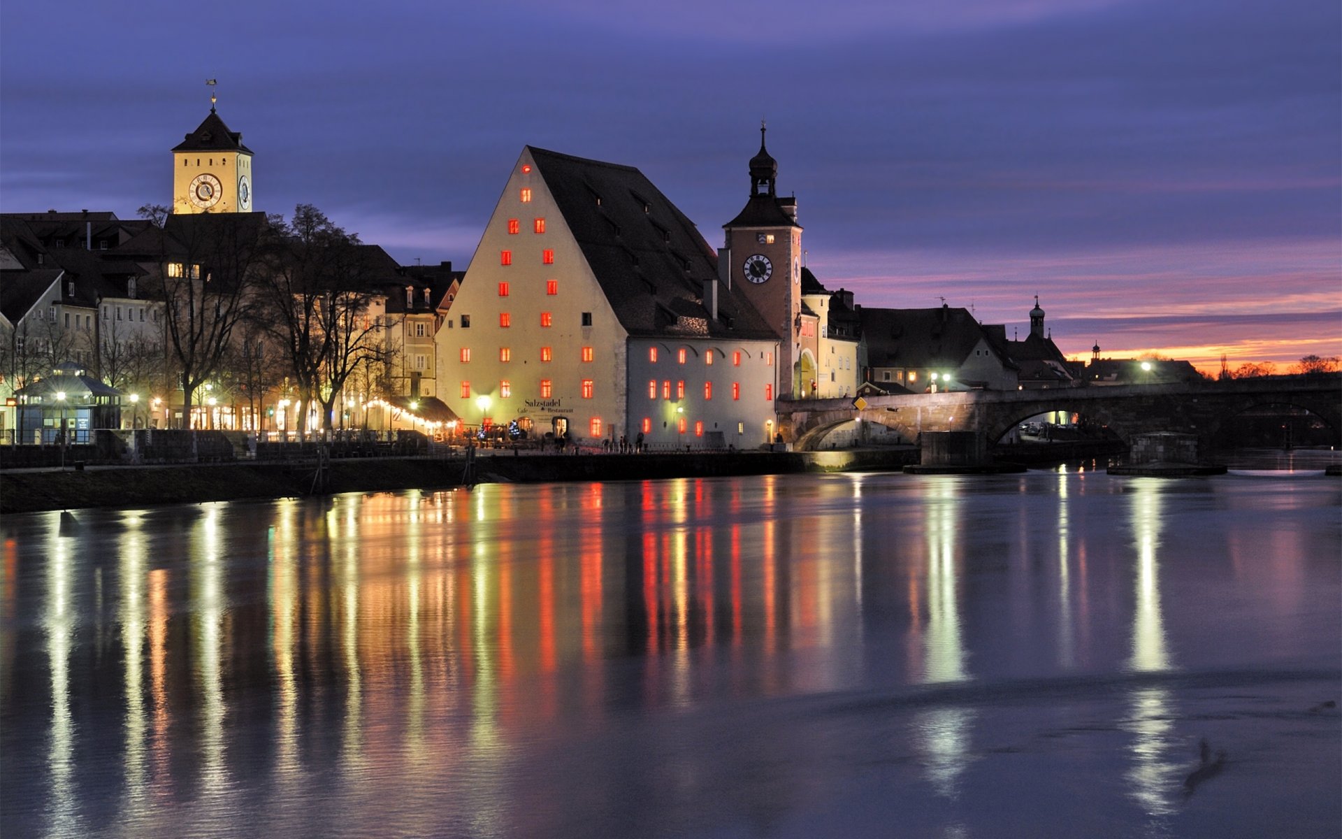 bawaria niemcy miasto regernsburg rzeka most regensburg noc iluminacja restauracja salzstadel zegar kaplice