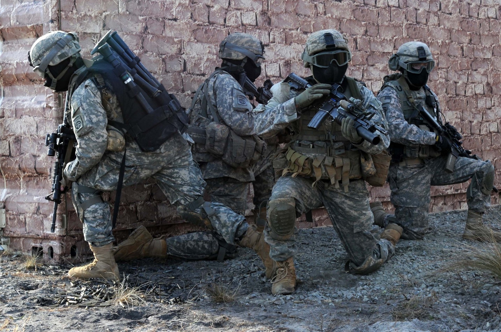 waffe uniform soldaten helm haus militär angriff winkel hülse