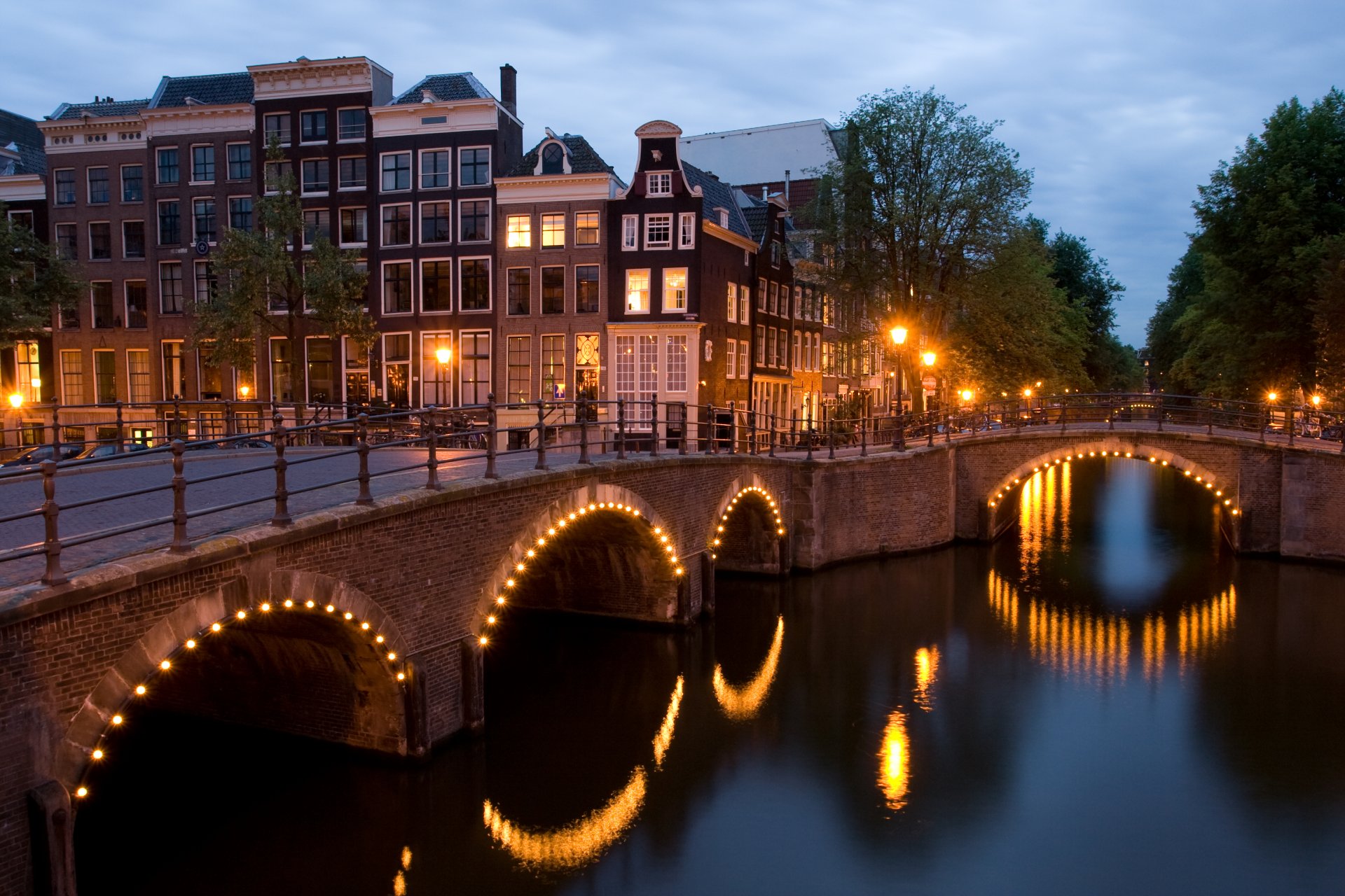 view reguliersgracht corner keysersgracht amsterdam netherlands twilight intersection of two channels intersection canal bridge light