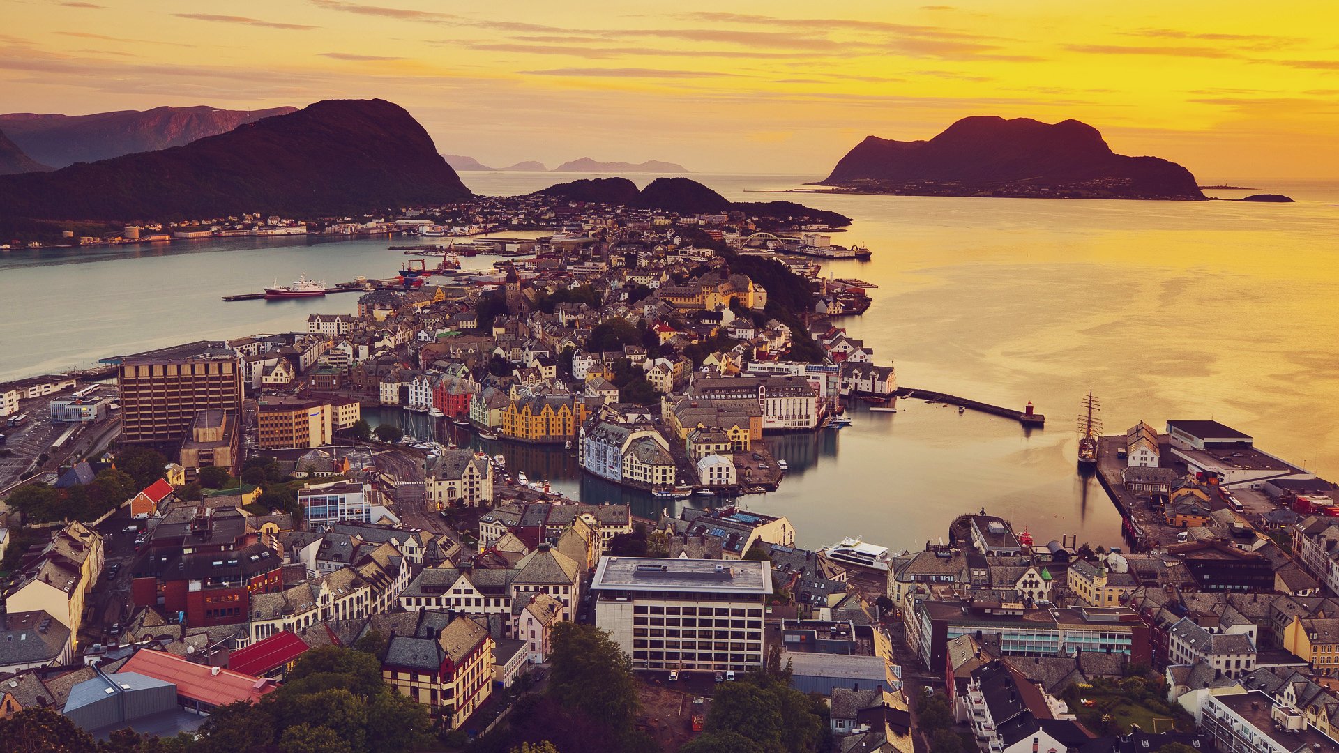 elevado ver más allá de ålesund sunnmre mre og-romsdal noruega vista ciudad casa puesta de sol océano