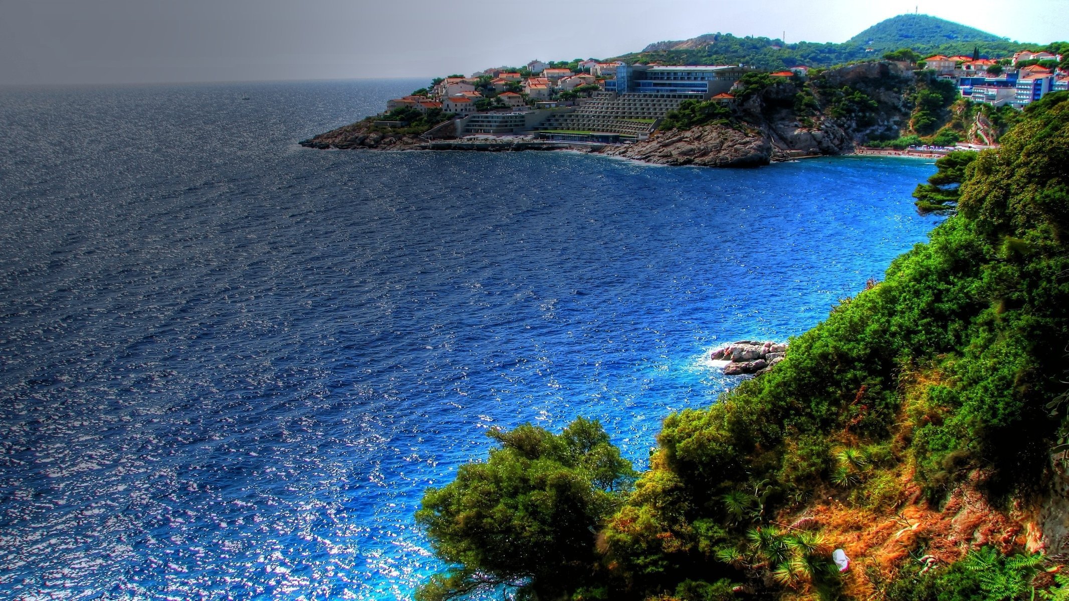 bleu arbres mer maisons ciel