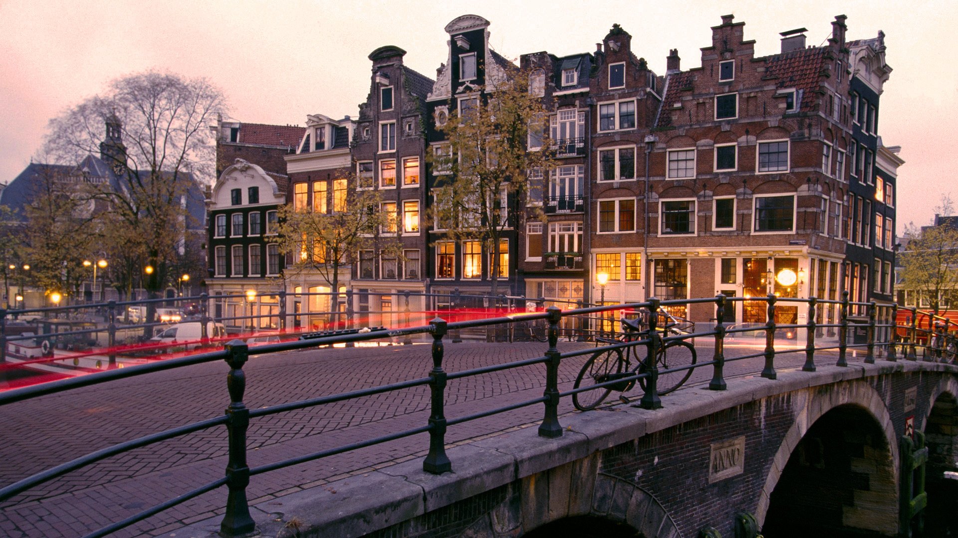 prinsengracht y brouwersgracht canales amsterdam países bajos holanda puente bicicleta noche