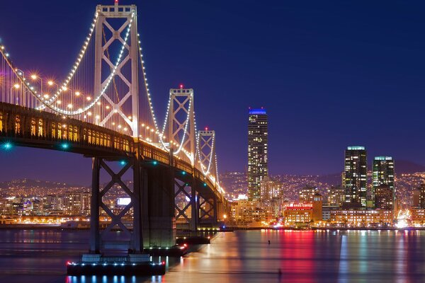 Ponte notturno nella città di San Francisco