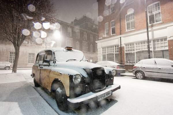 Retro-Auto mit Schnee bedeckt