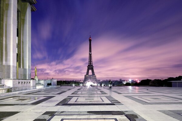 Blick auf den Eiffelturm vom Louvre vor dem Hintergrund des untergehenden Himmels