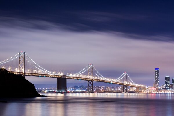 El puente de San Francisco, ubicado sobre el río, es una instalación necesaria para reducir la distancia