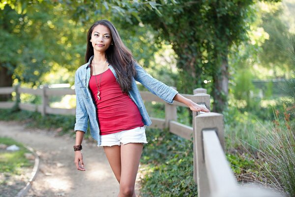 Fille aux cheveux longs dans le parc