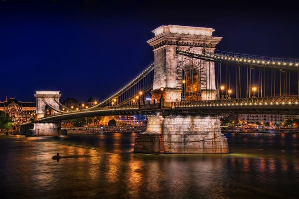 Свет фонарей в ночном Будапеште на цепном мосту