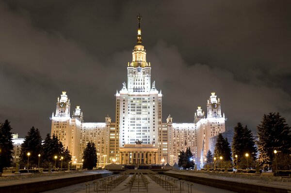 Moskau. Universität in der Winternacht