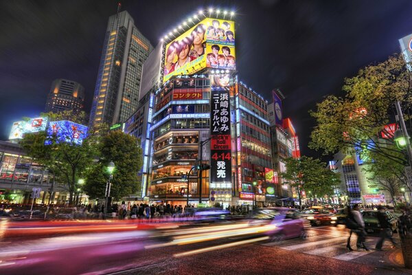 Lumières vives des voitures qui passent à Tokyo