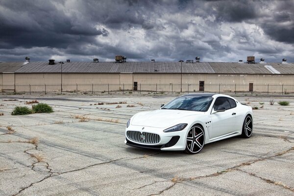 Maserati sous les nuages d orage semble redoutable