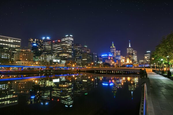 Foto brillante de las luces brillantes de la noche de Melbourne