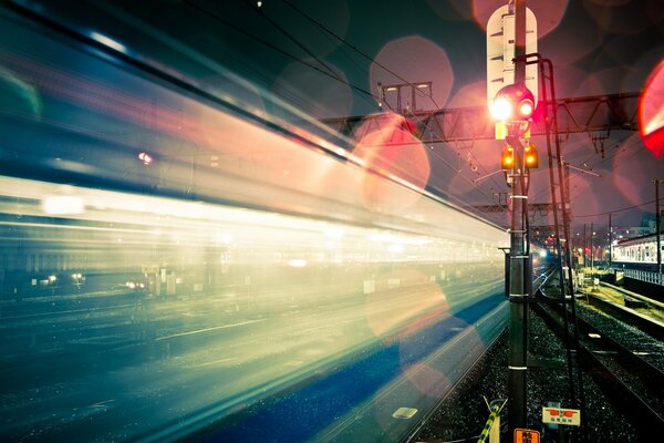 La nuit, le chemin de fer au Japon est bien éclairé