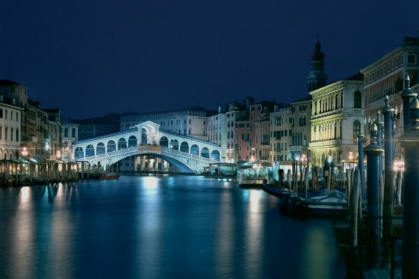 Paesaggio serale nella città italiana