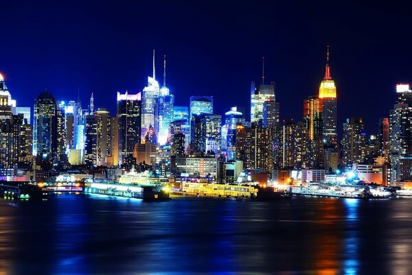 Luces de Manhattan contra el cielo nocturno