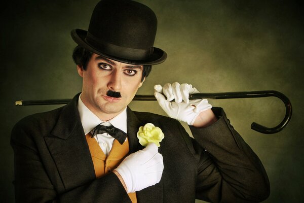 El actor se parece un poco a Charlie Chaplin