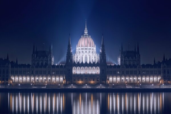 Symmetry and parliament. Strict proportion in lights and backlit