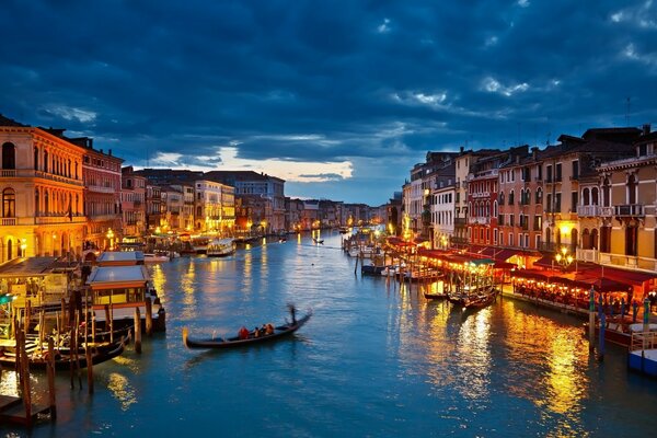 Venecia por la noche. Góndolas en el canal