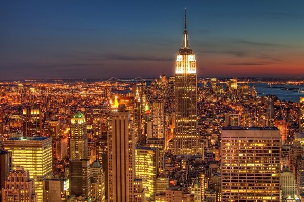 Die Lichter der Nacht von New York City im Hintergrund des Sonnenuntergangs