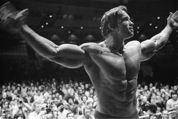 Musculoso Arnold Schwarzenegger en blanco y negro