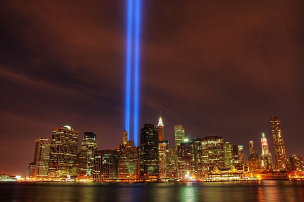 Luces de nueva York en memoria de 11th septiembre