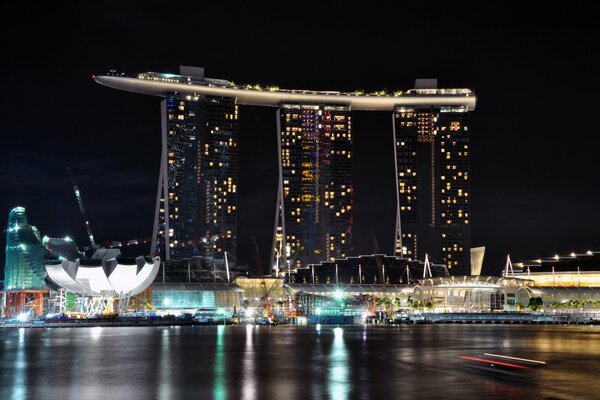 Отель в Сингапуре освещает ночными огнями