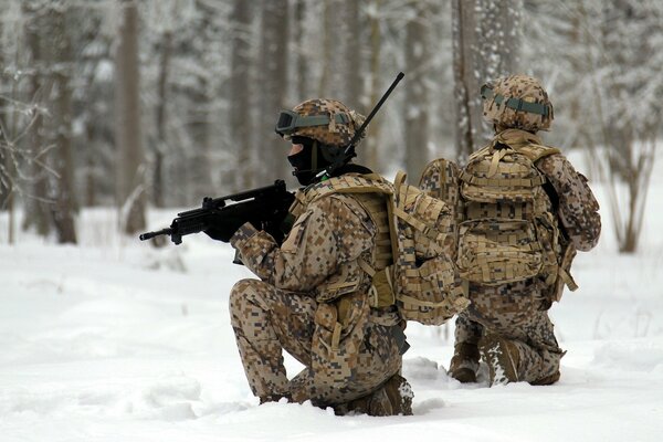 Dos soldados con armas en la nieve