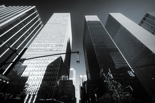 Foto en blanco y negro de rascacielos en nueva York