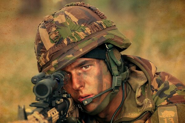 Junger Soldat Scharfschütze in Uniform