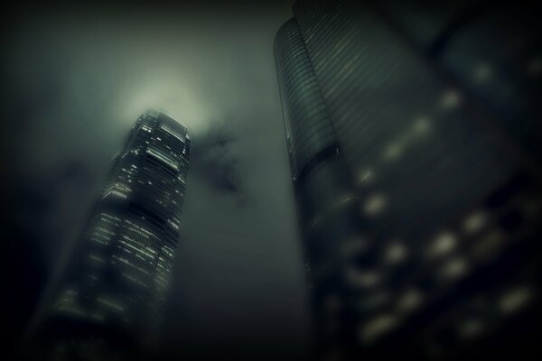 Туман, тучи и небоскребы со светом в окнах
