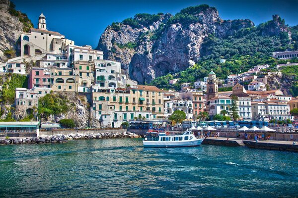 Ciudad De Italia. Barco y barco en el mar. Agua limpia y casas inusuales